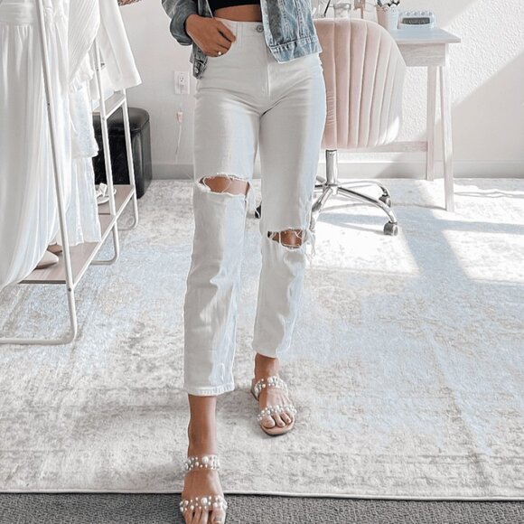⚡️QUICKSALE!⚡️ NEW Abercrombie Destroyed Curve Love High Rise Mom Jean in White - Picture 1 of 13